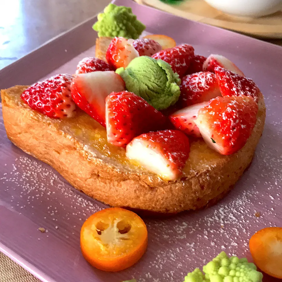 Snapdishの料理写真:いちごトースト🍓|mokoさん