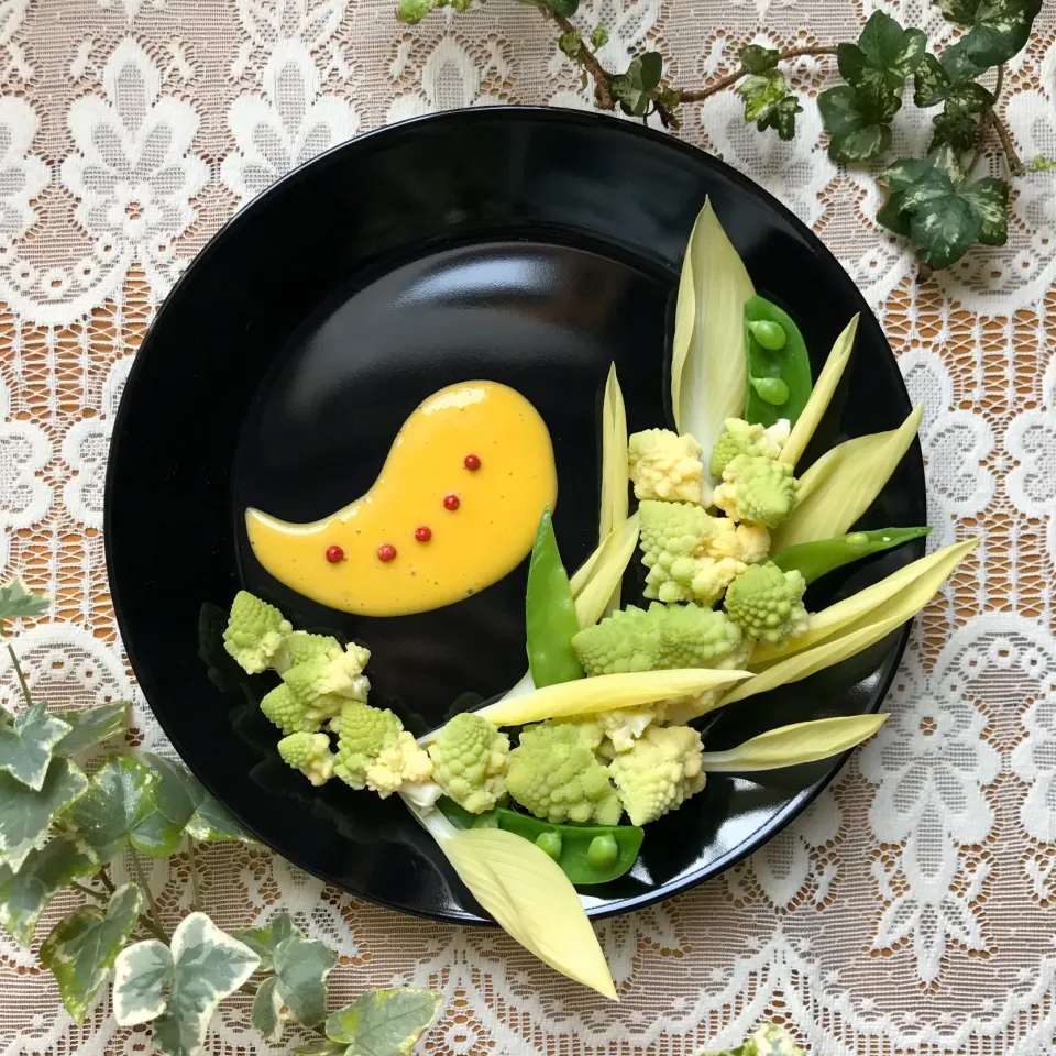 🥗春を感じる若い緑のサラダ🥗うるい、ロマネスコ、スナップエンドウ、絹さやをオランデーズ風ドレッシングと。|Hollyさん