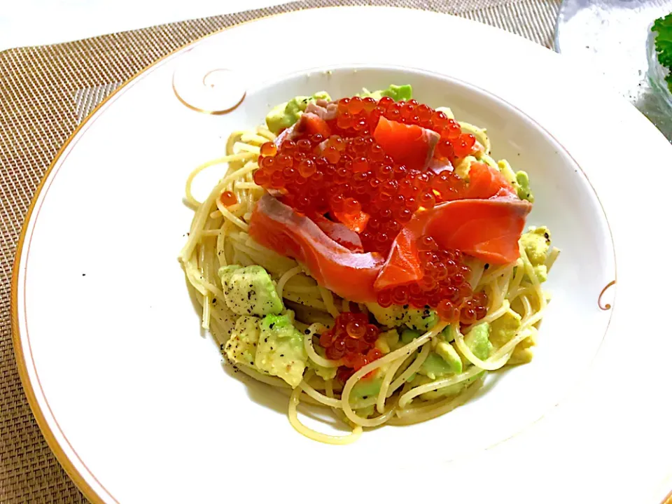 Snapdishの料理写真:アボカド🥑サーモンのパスタ🍝|ぽっちさん