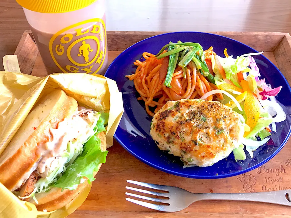 芹鶏バーグと焼きナポリタン(芹乗せ).名取の芹バーガー|とみぃさん