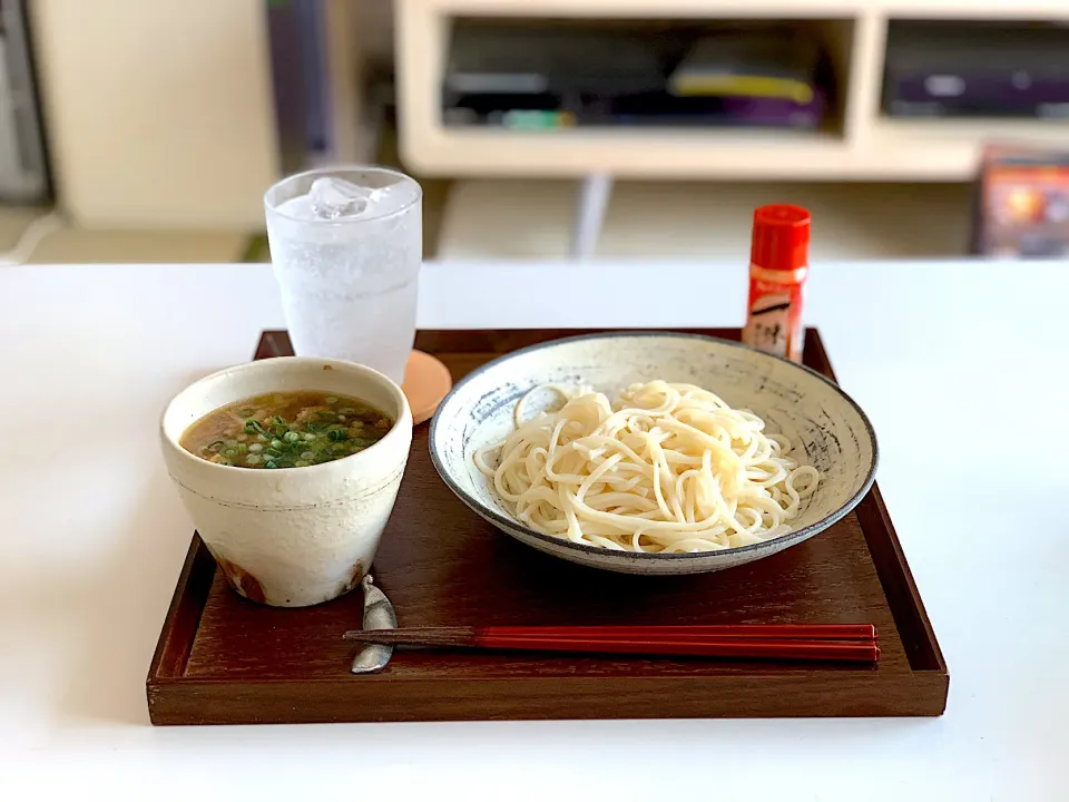 Snapdishの料理写真:お昼ごはん。
ネギ鶏ピリ辛つけうどん。
最初、ネギ豚つけうどんのつもりが、冷蔵庫に豚肉がなかったので、鶏肉に。
ピリ辛が美味しい✨|yukiさん