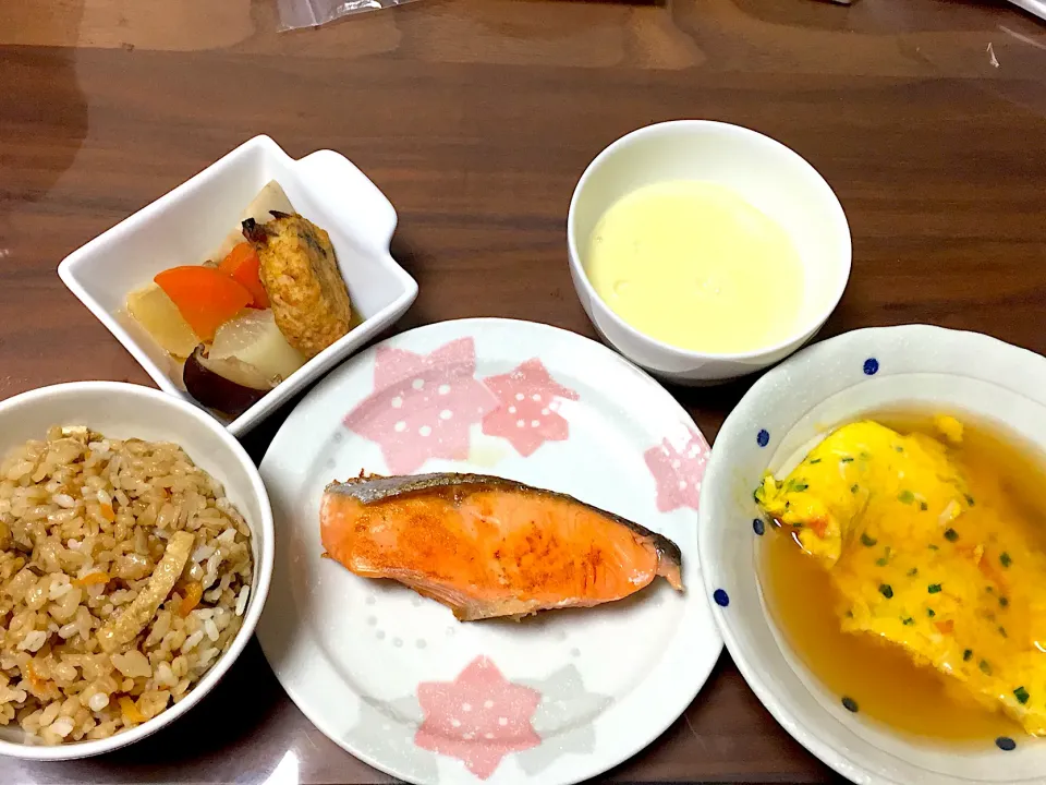 Snapdishの料理写真:炊き込みご飯 塩鮭 かに玉 コーンスープ 煮物|おさむん17さん