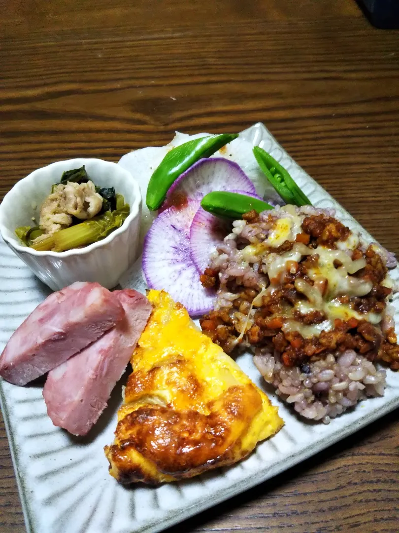 キーマカレーのワンプレートランチ
オムレツをグリルすると焼き色がついて美味しそう💕|satotoさん