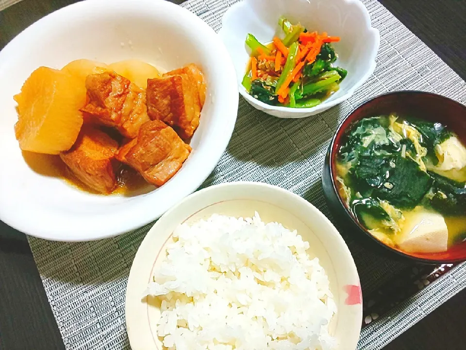 Snapdishの料理写真:ごはん、ワカメと豆腐のかき玉汁、豚の角煮、小松菜と人参のおかか和え|サトリさん