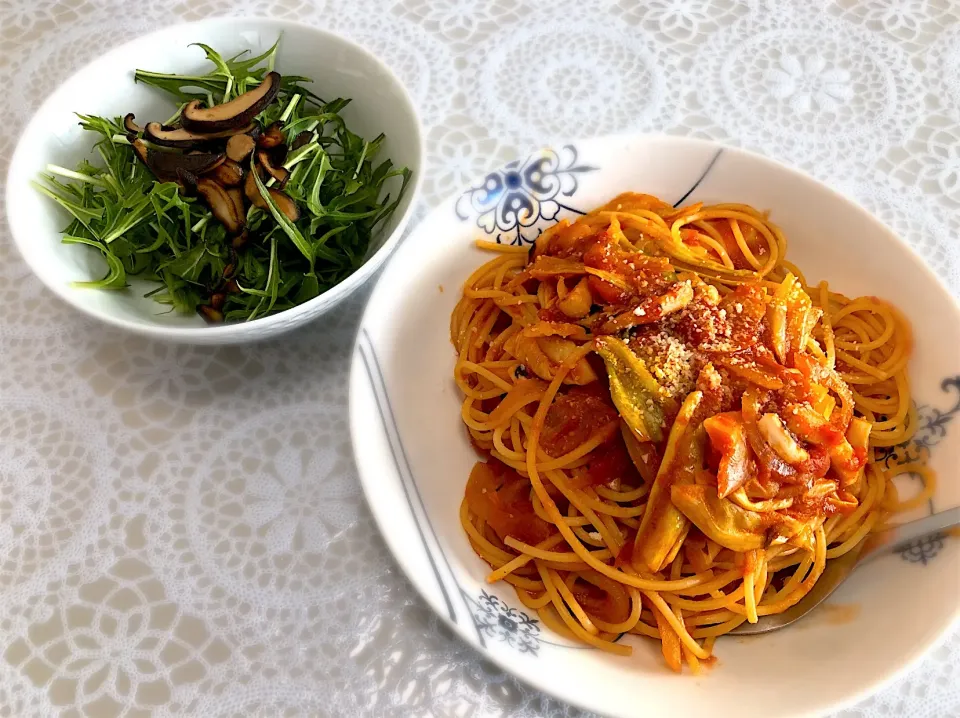 Snapdishの料理写真:イカとキャベツのトマトソースパスタ🍅キノコソテーのサラダ|FKTMPさん