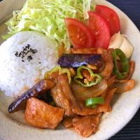 めるぼさんの料理 東京都杉並区阿佐ヶ谷南口駅前の2階建てビルの2階奥の1番端っこにあった、隅っこトイレの前にある細長いカウンターキッチンのカウンターのみの洋食屋さんで食べたあの！!!【豚となすの生姜炒め】定食♪♪