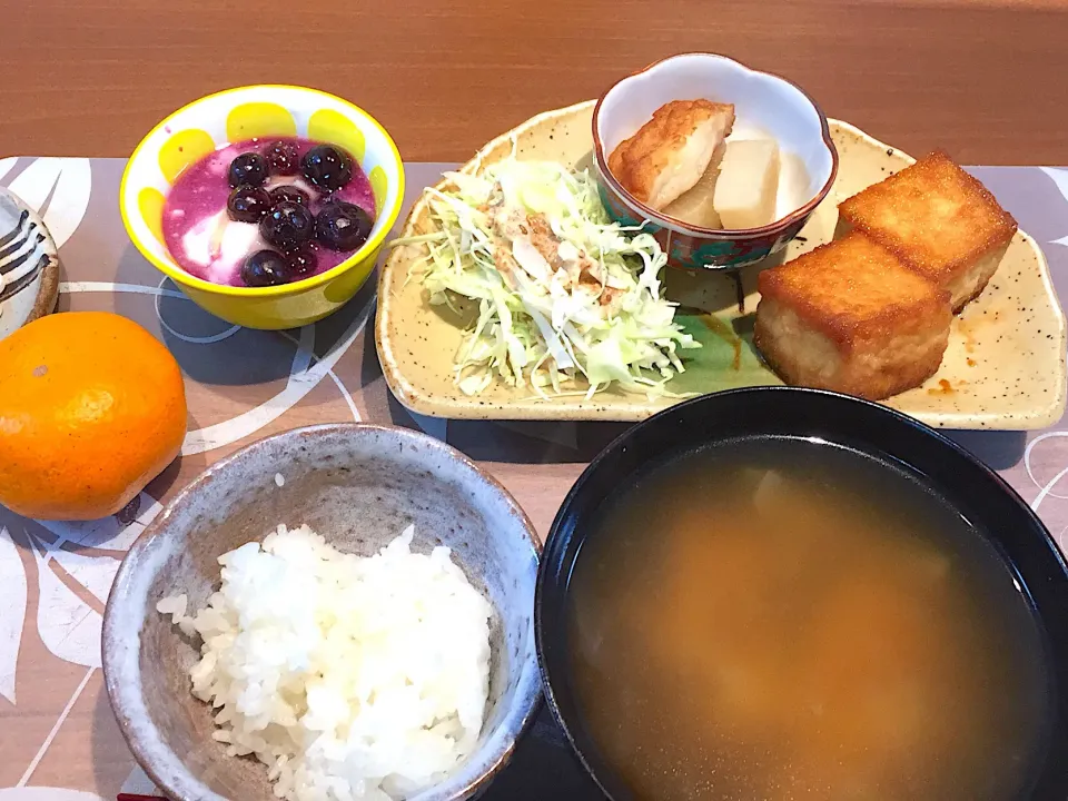 朝ごはん
絹揚げの甘辛煮、大根とはんぺんの煮物、キャベツの千切り、白米、かぼちゃと玉ねぎと揚げの味噌汁、ブルーベリー添えヨーグルト、みかん|かよちゃんさん