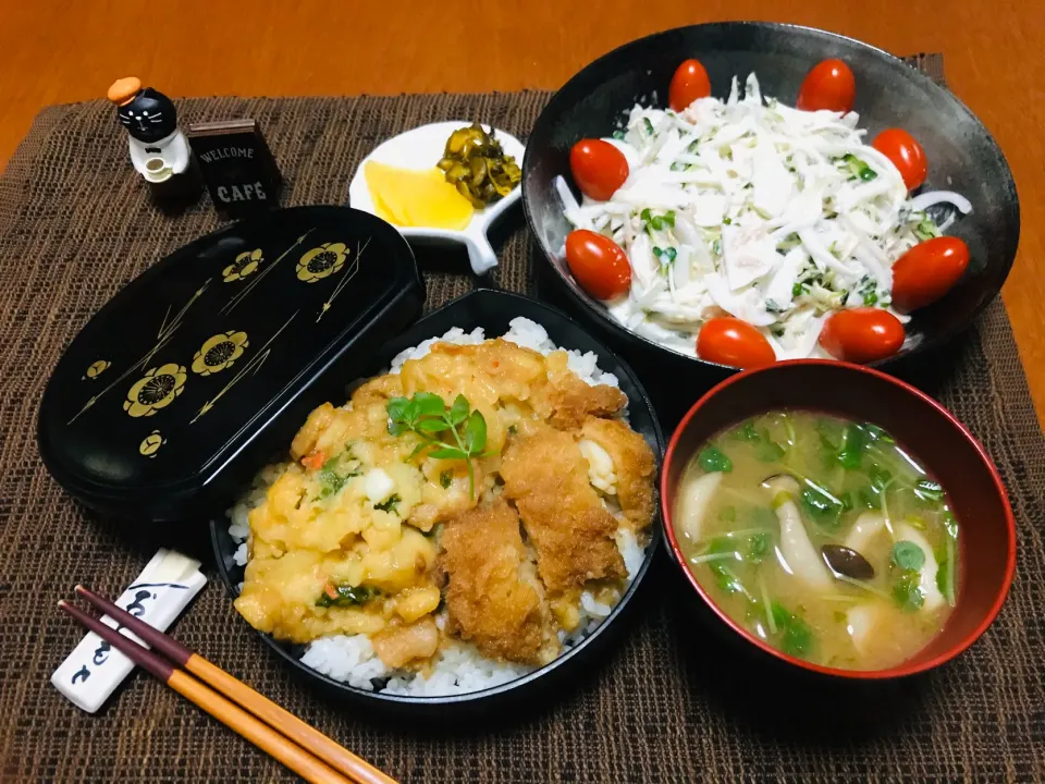 「天丼」と「新玉ねぎのサラダ」と「豆苗としめじのお味噌汁」|バシュランさん