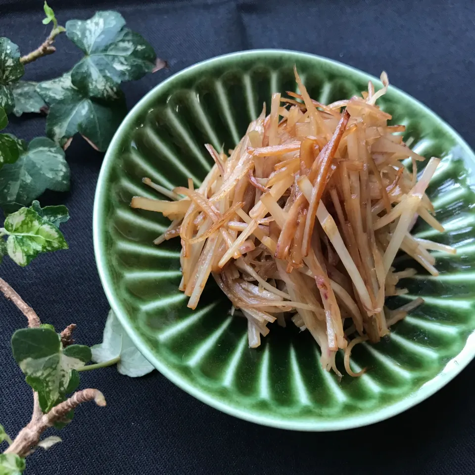 Snapdishの料理写真:🥢🍚地味うま　ウド皮のきんぴら🍚🥢|Hollyさん