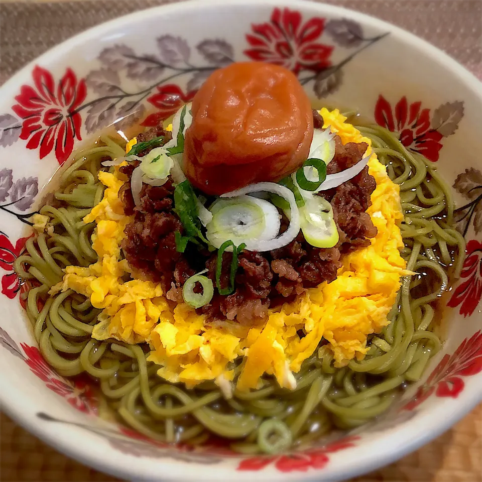 茶蕎麦✨牛肉甘辛煮と錦糸卵とふっくらでっかいハチミツ南高梅のっけ〜　　♪( ´▽｀)ハチミツ南高梅とお蕎麦ってめっちゃ合う😍|AXさん