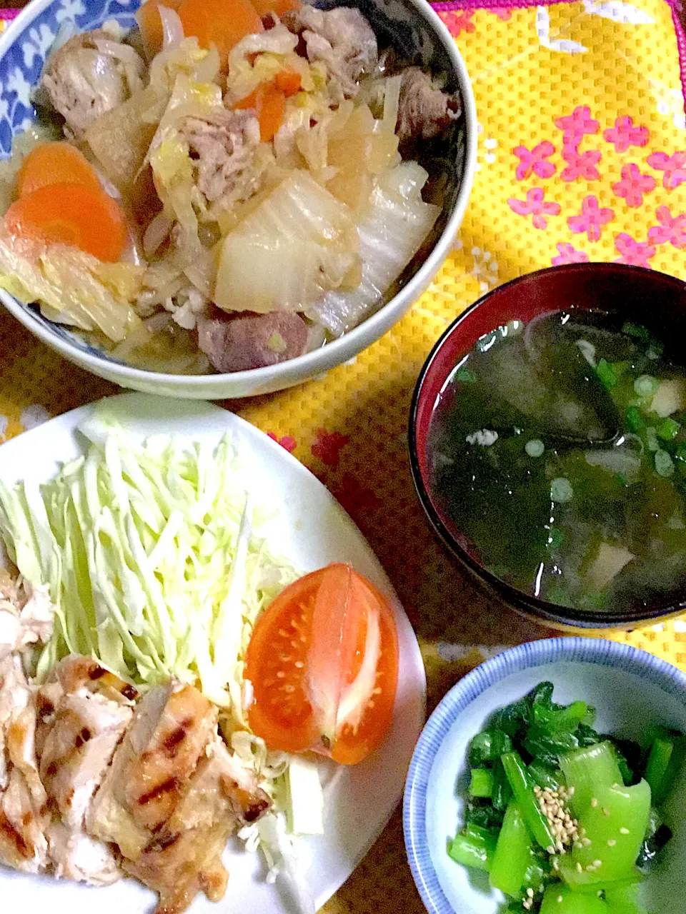 Snapdishの料理写真:鶏肉の塩麹焼き　小松菜🥬のお浸し　白菜の煮物　味噌汁|掛谷節子さん