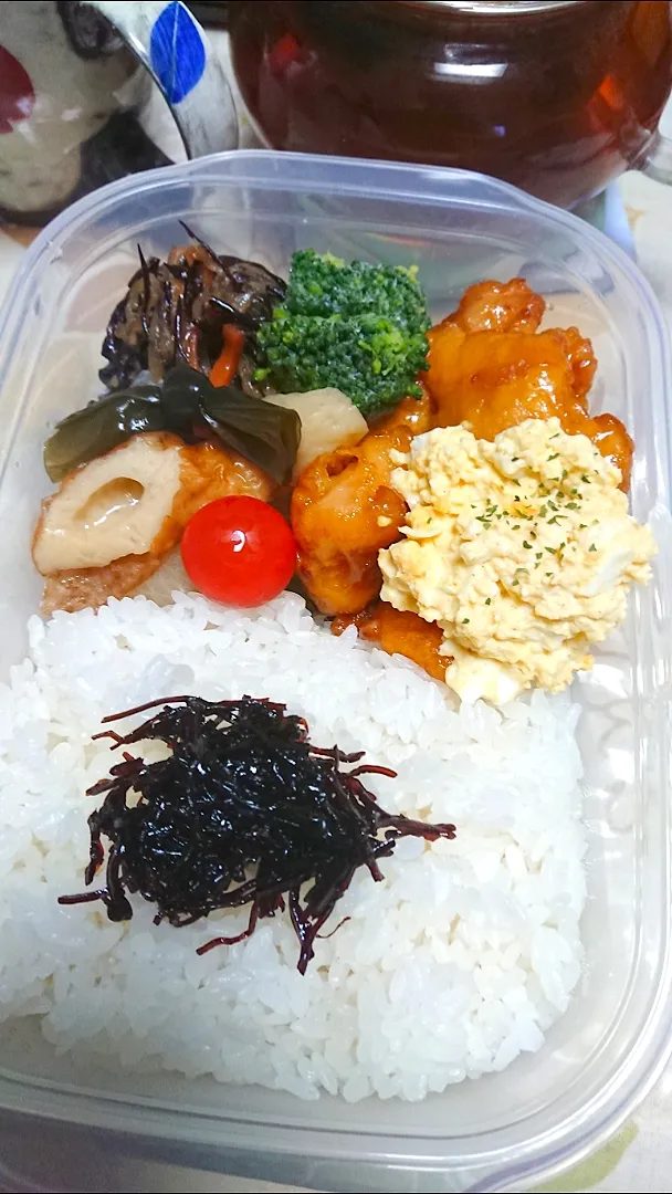 お父さんのお弁当！チキン南蛮に作りおいたひじき煮、煮物、ブロッコリー、ミニトマト、ご飯、昆布佃煮。|ユミさん