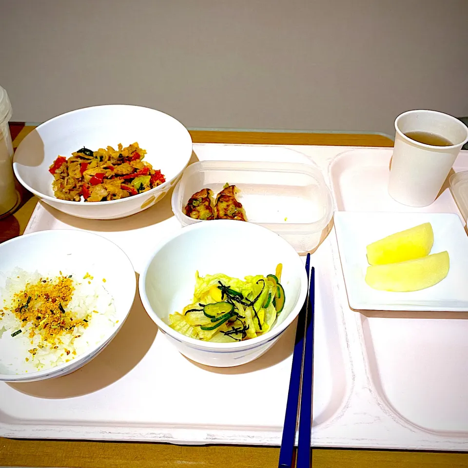 Snapdishの料理写真:白飯、韓国風炒め物、和え物、りんご、リンガーハットの柚子胡椒の餃子|yakinasuさん