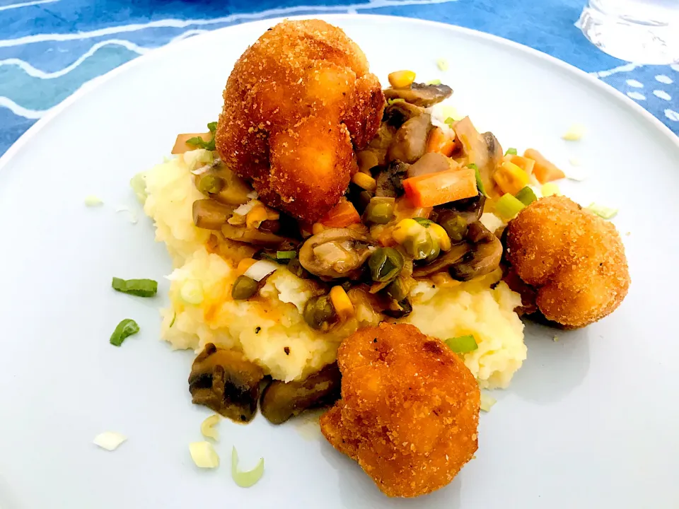 Snapdishの料理写真:Potato mash with mushroom, corn, peas, carrot and cheese mix with crumbed cauliflower|Sergio Lacuevaさん