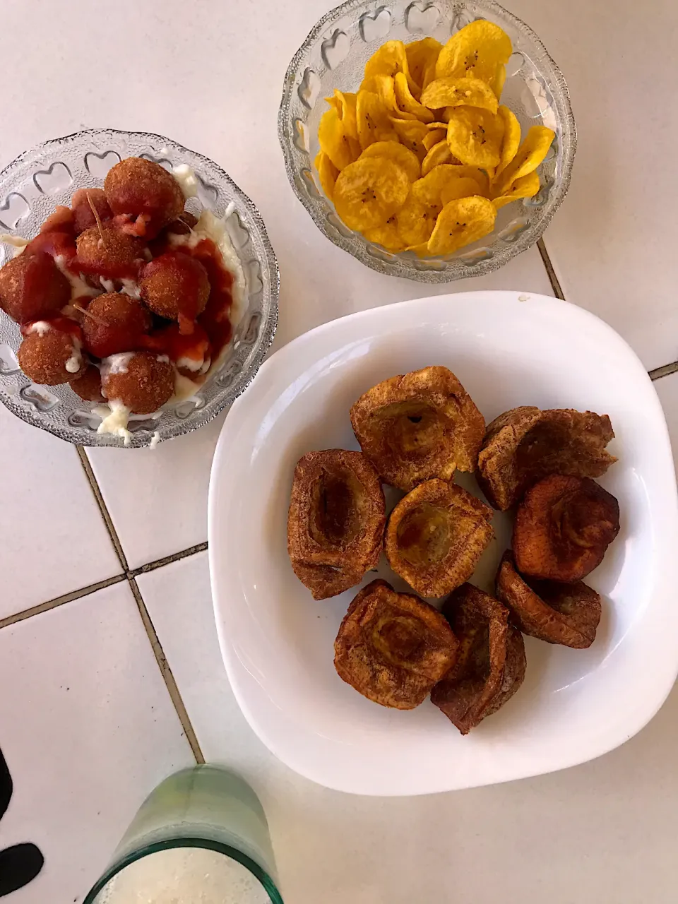 Croquetas queso, tostones natural, chicheritas y tamal (niet op foto)|Karlijn van der Hulstさん