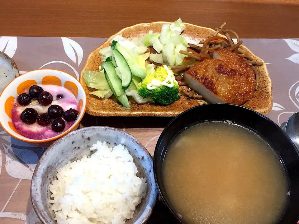 朝ごはん
さつま揚げ、茹でキャベツときゅうりのサラダ、白菜の浅漬け、ブロッコリー、白米、大根と揚げの味噌汁、ブルーベリー添えヨーグルト|かよちゃんさん