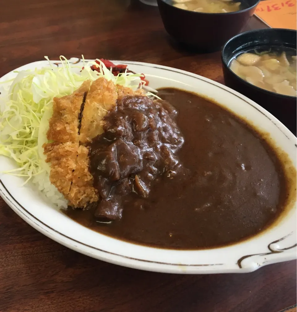 昼ごはん☀️☀️☀️断酒307日目　　　　　　　　　ビーフ・カツカレー。豚汁がまあうまい。|ぽんたさん