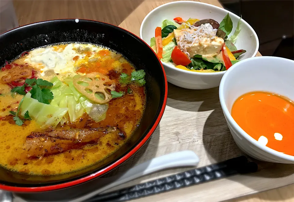 スパイシーカレー豚骨・しらす/豆腐サラダ・ルイボスティープリン|toshi,I🍴さん