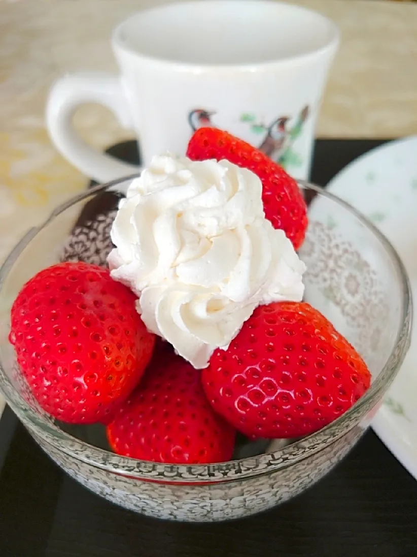 デザートはイチゴ🍓
器が欠けてるのに気づいた⤵️|🍒ふみりん🍒さん