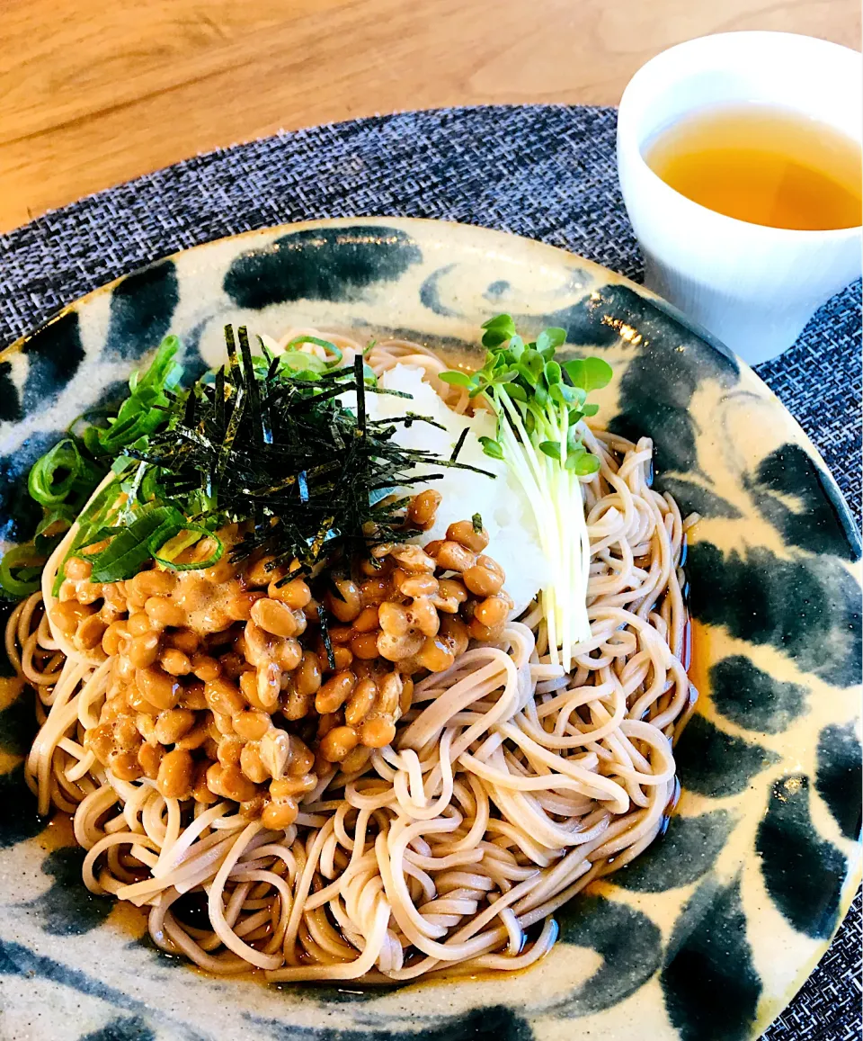 今日のお家で一人ランチは                             納豆おろしぶっかけ蕎麦✨|ミッチ☆ママさん