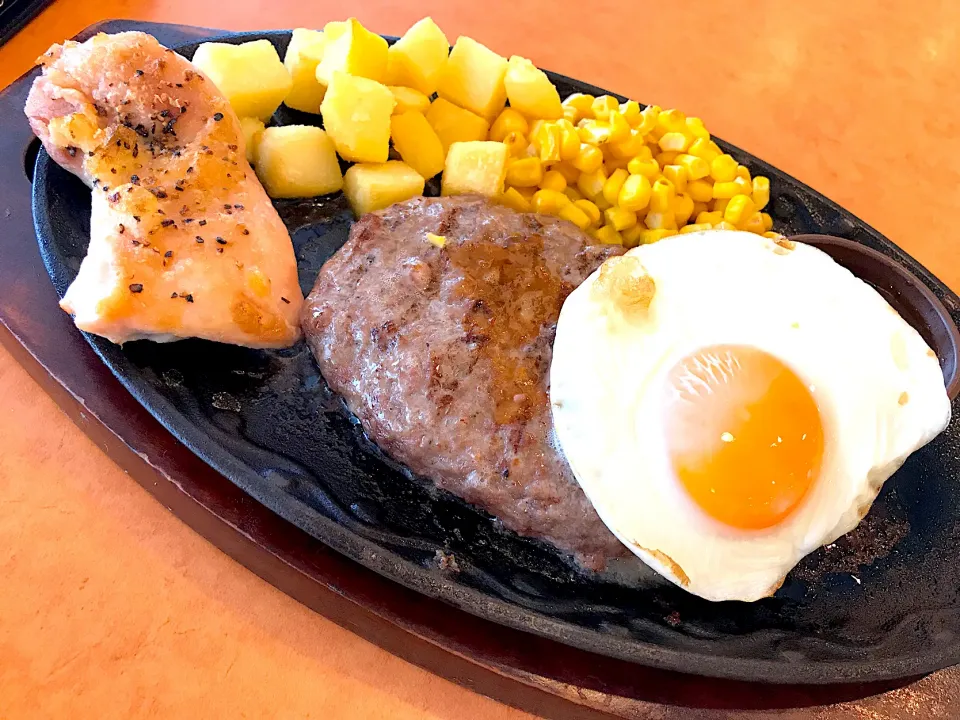 ハンバーグとチキンの盛り合わせ　サイゼリア|なお🅿️さん