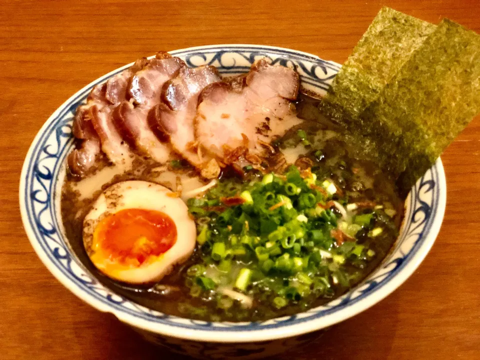 熊本、黒亭ラーメン　　　　　　　　　手作りチャーシューと味玉のせ　　　　　ramen|マユマユさん