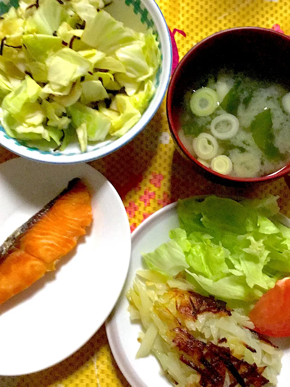 ジャガイモ🥔のガレット　塩鮭　塩昆布キャベツ　味噌汁|掛谷節子さん