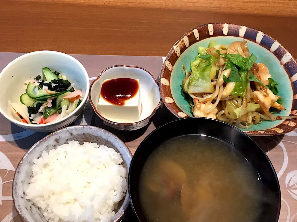 晩御飯
チキンとエビと野菜のバター醤油炒め、豆腐の味噌かけ、カニカマときゅうりとわかめの酢の物、白米、あさりの味噌汁|かよちゃんさん