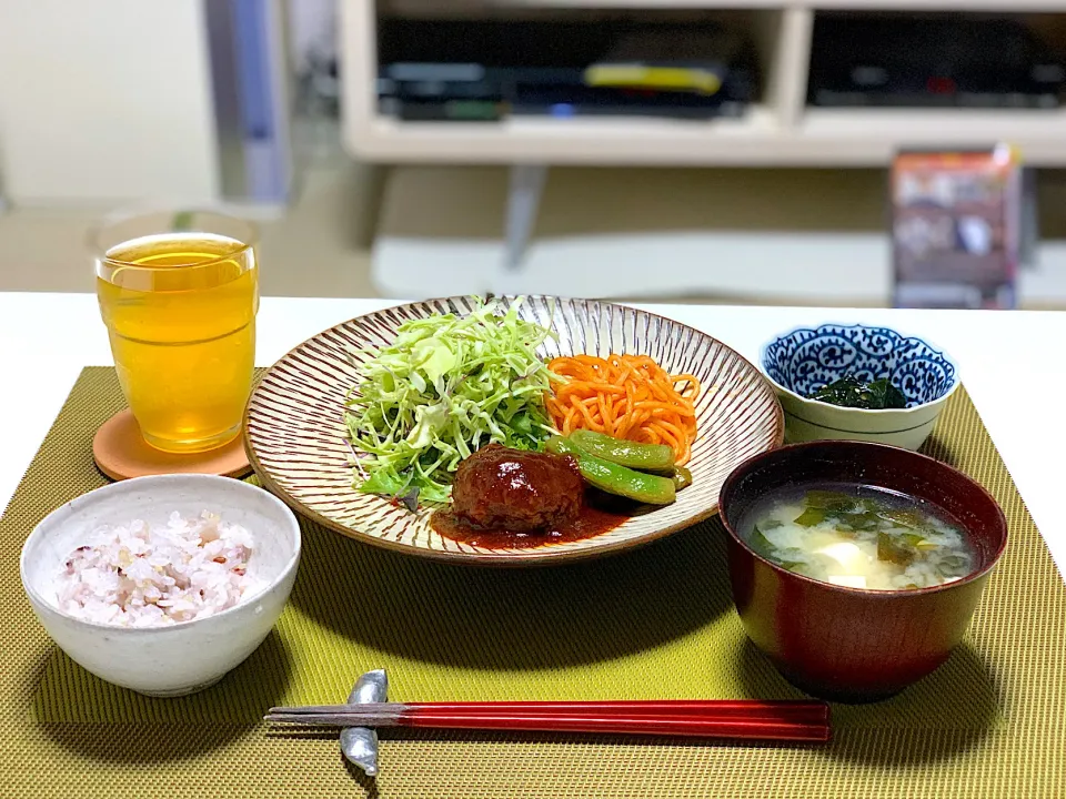 Snapdishの料理写真:晩ごはん。
今日はハンバーグ。
焼いたら小さくなっちゃった💧
あとは、生わかめをもらったのでわかめの中華甘酢和えとわかめとお豆腐のお味噌汁。|yukiさん