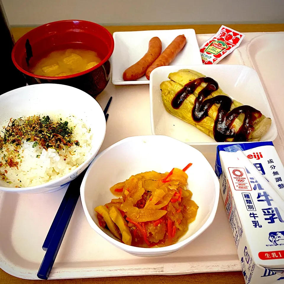 Snapdishの料理写真:2月13日　朝ごはん　白飯、ソーセージ、味噌汁、切り干し大根、牛乳、焼きなす田楽|yakinasuさん