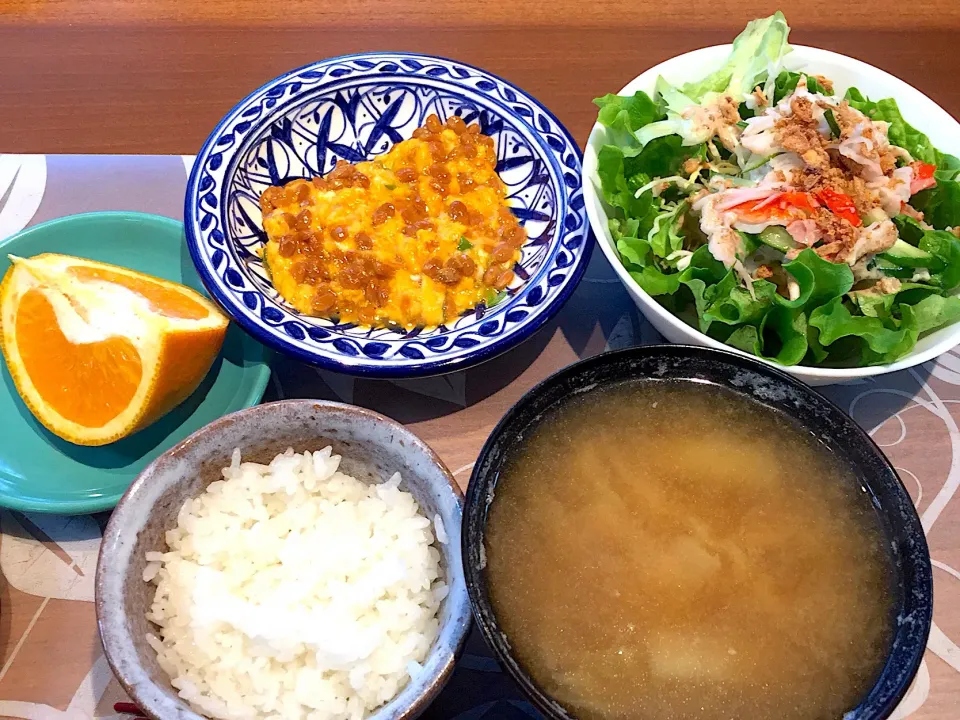 Snapdishの料理写真:朝ごはん
もりもりサラダ、納豆オムレツ、白米、白菜と揚げの味噌汁、伊予柑|かよちゃんさん