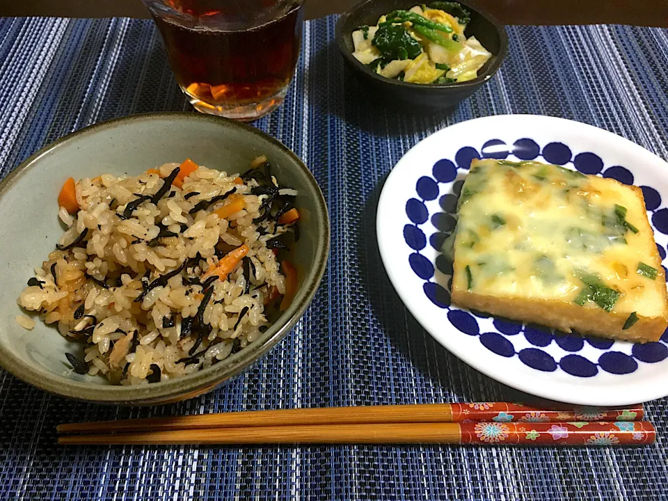 Snapdishの料理写真:ニラ味噌チーズあつあげ　ツナとひじきの炊き込みご飯　白菜とえのきのおひたし|ちぐあささん