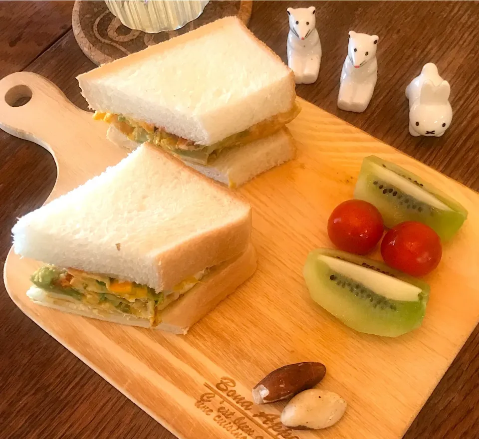 Snapdishの料理写真:朝ごはん #アボカドオムレツサンド🥑  #キウイ🥝|小松菜さん