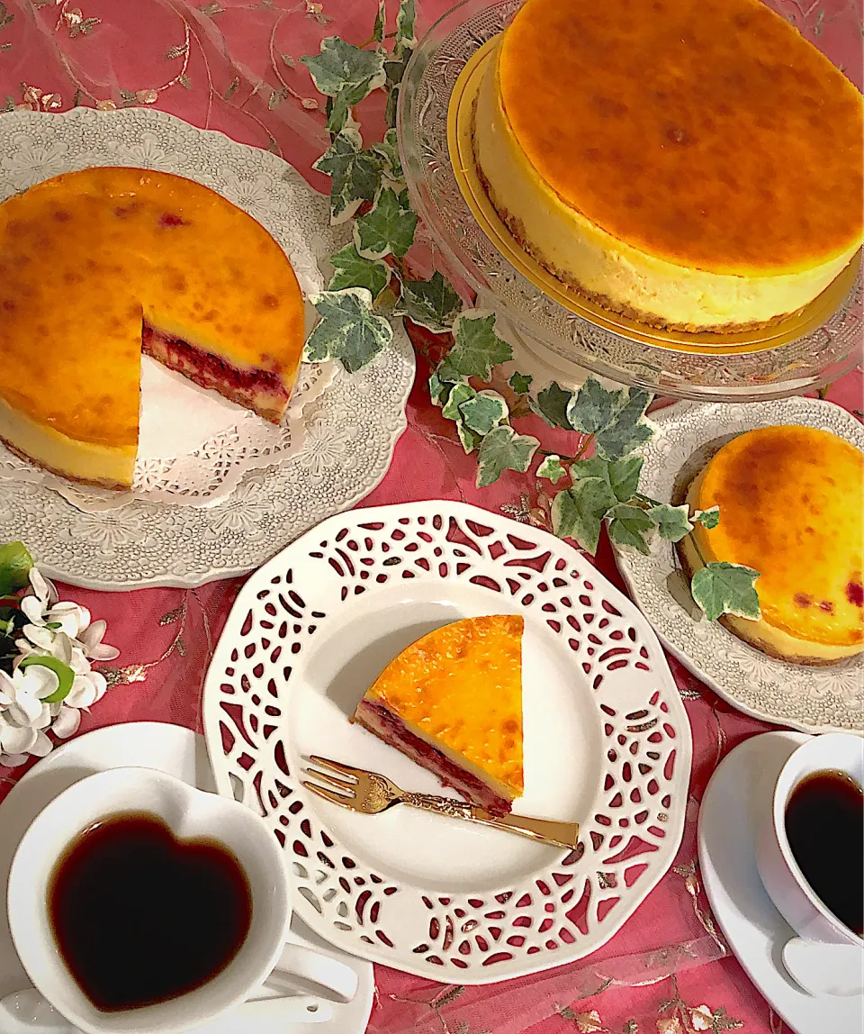 Snapdishの料理写真:ホワイトチョコレートとラズベリーのチーズケーキ❤️お世話になってる方達の為に作りました(*^_^*)|AXさん