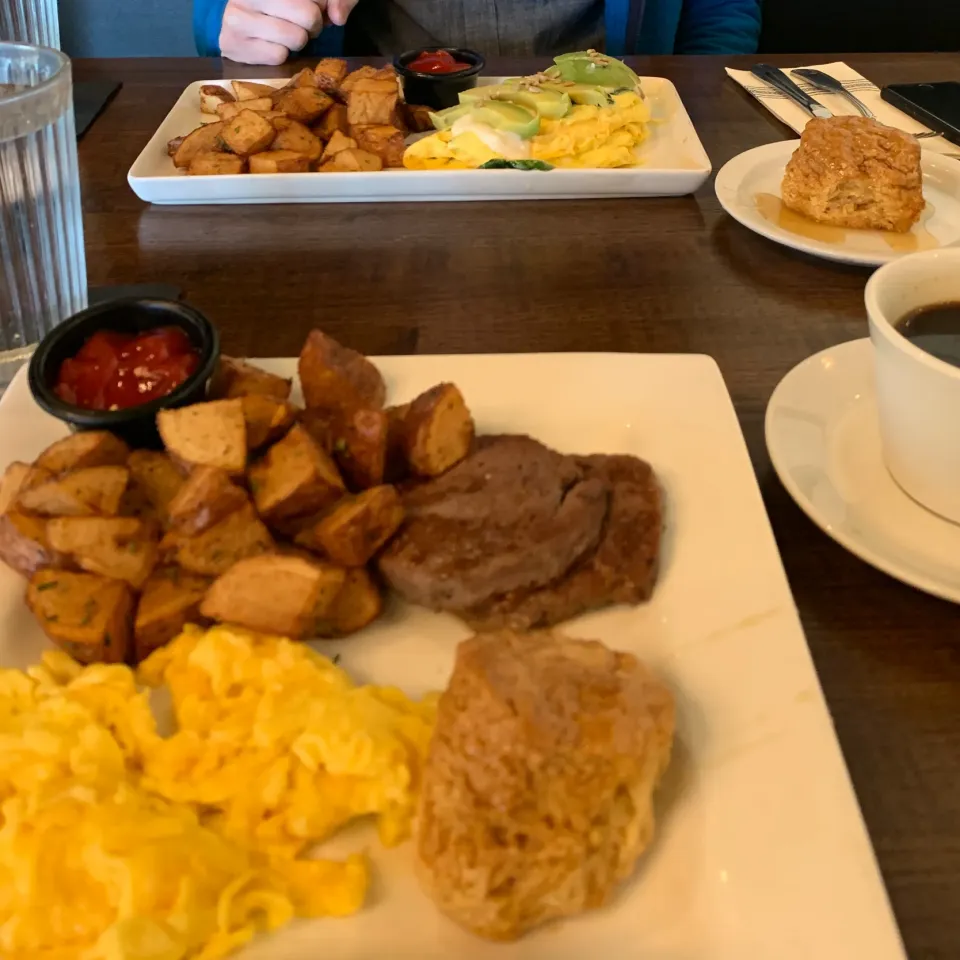 Eggs, sausage, rosemary potatoes, orange biscuits|kayoさん