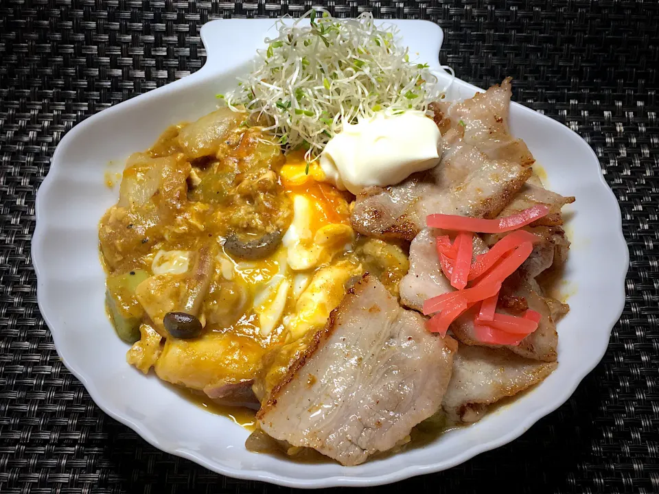 豚汁由来の和風カレー　豚バラ焼トッピング|すくらんぶるえっぐさん