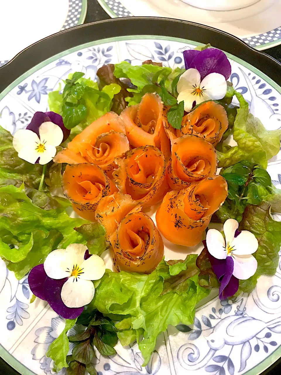 ノルウェースモークサーモンの薔薇サラダ🥗|シュトママさん