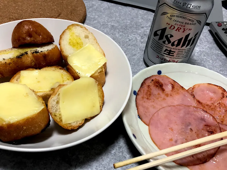 Snapdishの料理写真:チーズのせフランスパンと焼きハム|Ryoheiさん