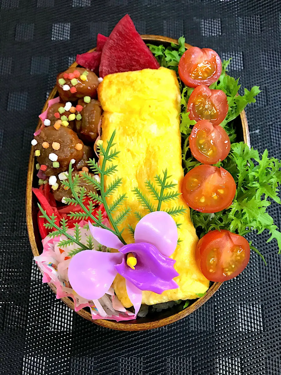 見えないけど鯖缶炊き込みご飯乗っけ盛り弁当|みるぴょんさん