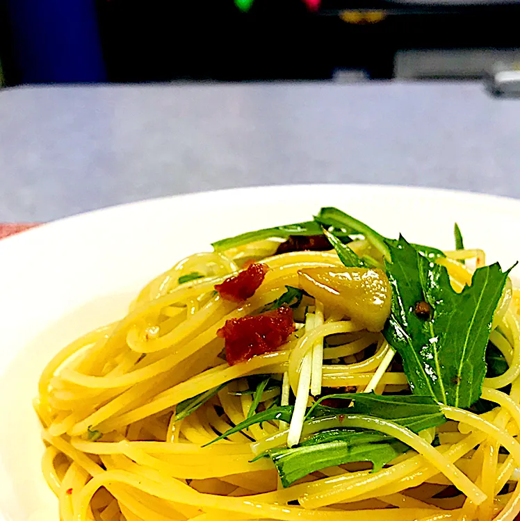 水菜とトマトのペペロンチーノ！休日の朝からパスタでございまする。さあて、今日も一日元気に遊ぶぞ〜からの投稿。♪(´ε｀ )|イチロッタさん