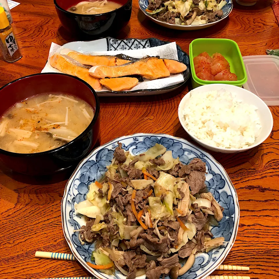 Snapdishの料理写真:牛肉野菜炒め、焼鮭、きのこ汁😋|すかラインさん