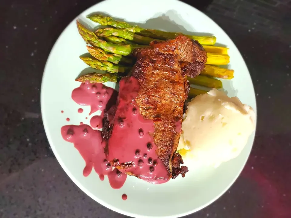 NY Strip Steak with Asparagus, Mashed Potatoes and Creamy Peppercorn Red Wine Sauce.|Cravedit.madeit.ateitさん