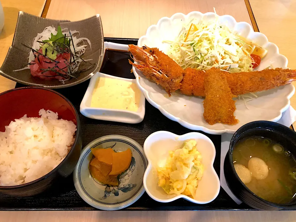 Snapdishの料理写真:大海老フライ定食🍤|buhizouさん