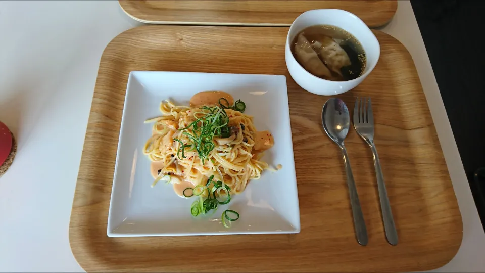 今日の昼食 キムチ豆乳パスタ、冷凍餃子の塩麹スープ|pinknari🐰🌈さん