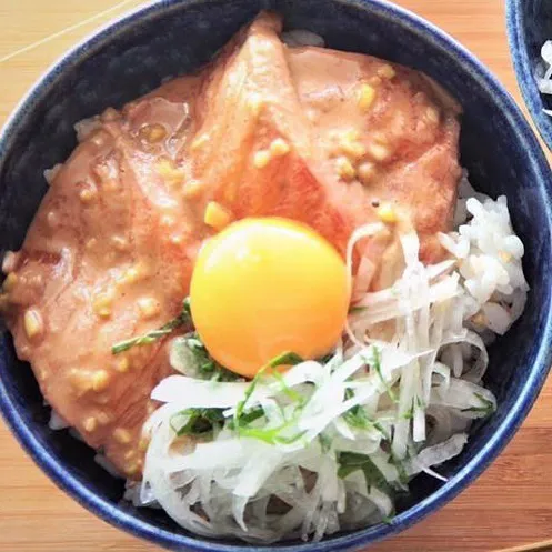 サーモンゴマだれ漬け丼。#料理研究家指宿さゆり|【公式】料理研究家　指宿さゆり≫ｽﾀｼﾞｵ（ｽﾀｯﾌ運営）さん