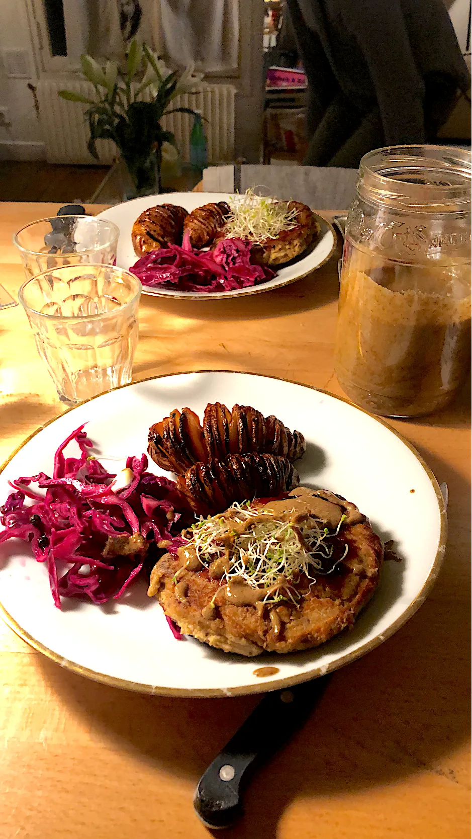 Vegan patties with tahini sauce, pickled red cabbage and hasselback potatoes|josie-joさん