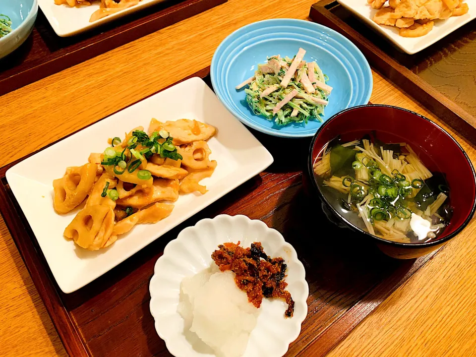 我が家の晩ごはん🍚鶏肉と蓮根の味噌バター炒め、水菜とハムの胡麻マヨネーズ和え、お吸い物、|いちごさん