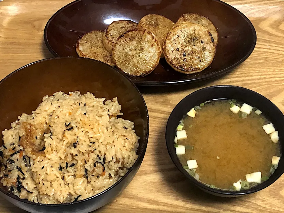 ☆ひじき五目炊き込みご飯 ☆大根バタポンステーキ ☆味噌汁|まぁたんさん