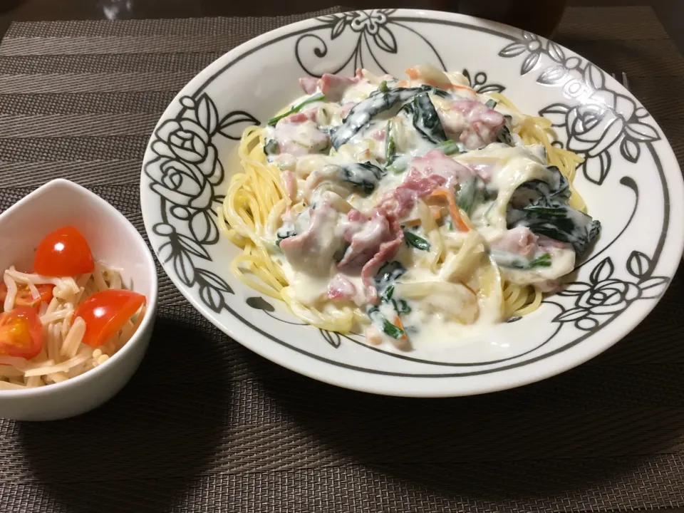 生ハムとほうれん草のクリームパスタ　えのきとトマトの和え物|ちぐあささん