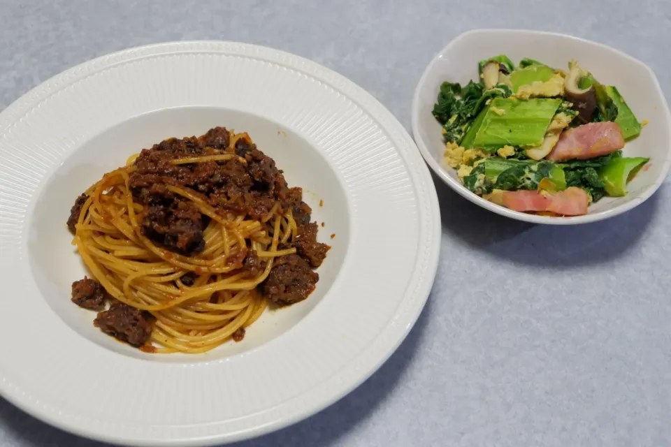 Snapdishの料理写真:夫の作ったミートソースのパスタとわたしの作ったカツオ菜の炒め物|Orie Uekiさん